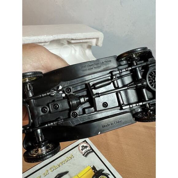 National Museum Mint Diecast 1932 Chevy Open Cab Pickup 1:32 Scale - Picture 9 of 10